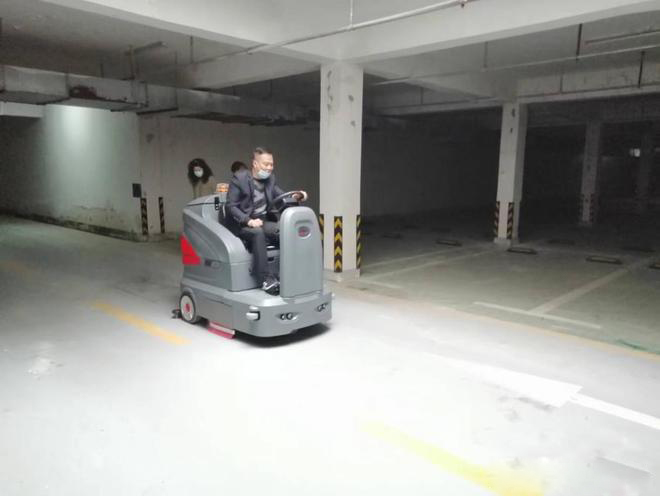 浦东小区物业保洁不用人力改用驾驶式洗地机了
